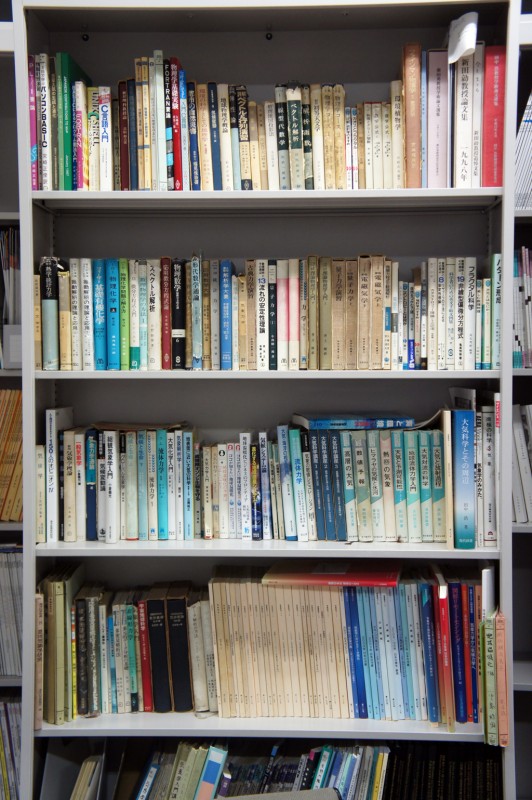 中村先生の本棚。数学・物理・量子力学等、幅広い分野の書籍が見受けられます。