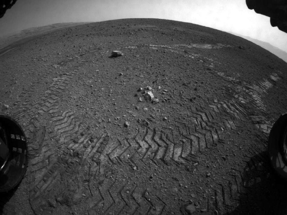 火星の土に、轍がくっきり：火星探査機キュリオシティ