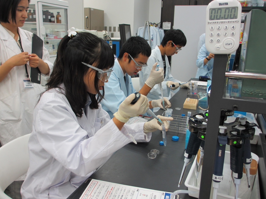 【ライフテクノロジーズジャパン】企業の研究所で、本格研究の魅力を高校生へ「幹細胞研究に挑戦しよう！」