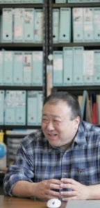 日野裕 ひのひろし 1984年、宇都宮大学大学院工学研究科機械工学専攻を修了。(株)シャープにて半導体開発に従事。1989年より帝京大学理工学部に勤務。現在に至る。