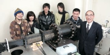 超音速の衝撃波実験装置。研究室の学生とともに。