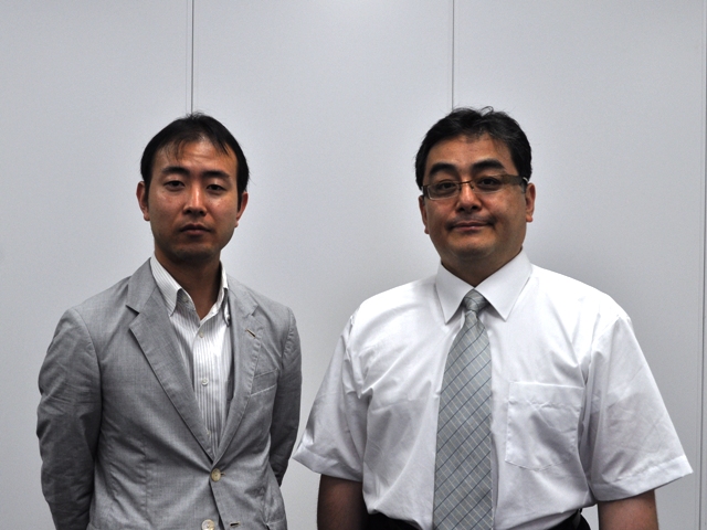 「iNTRO DB」の開発に携わった、東京工業大学の 秋山泰教授（右）、石田貴士助教（左）