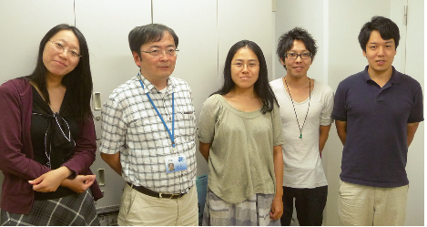 マイクロテック・ニチオン賞採択者の大室有紀氏（写真左から3 番目）、教授の上田宏氏（写真左から2 番目）と同じ研究グループの学生のみなさん