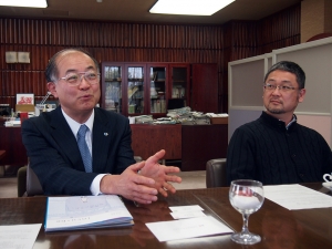 取材協力：岡本信明学長（左）廣野育生教授（右）