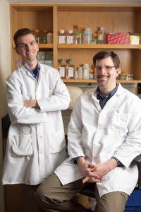 抗体開発部門リーダーでPh.Dを持つChristopher Fry氏（写真右）と クロマチン免疫沈降スペシャリストのCurtis Desilets氏（写真左）。
