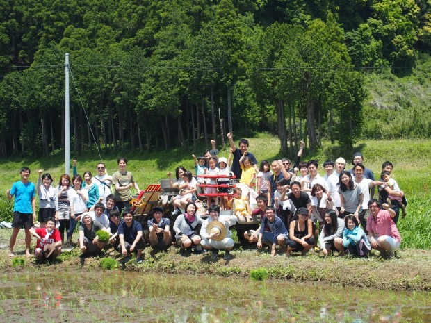 2014年5月に行った田植えの集合写真。親子で参加した社員も多く、賑わいました。