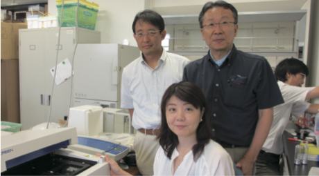 右が中野氏。真ん中は実験をした西田幸子さん。左は資源化 学研究所教授の中村浩之氏。