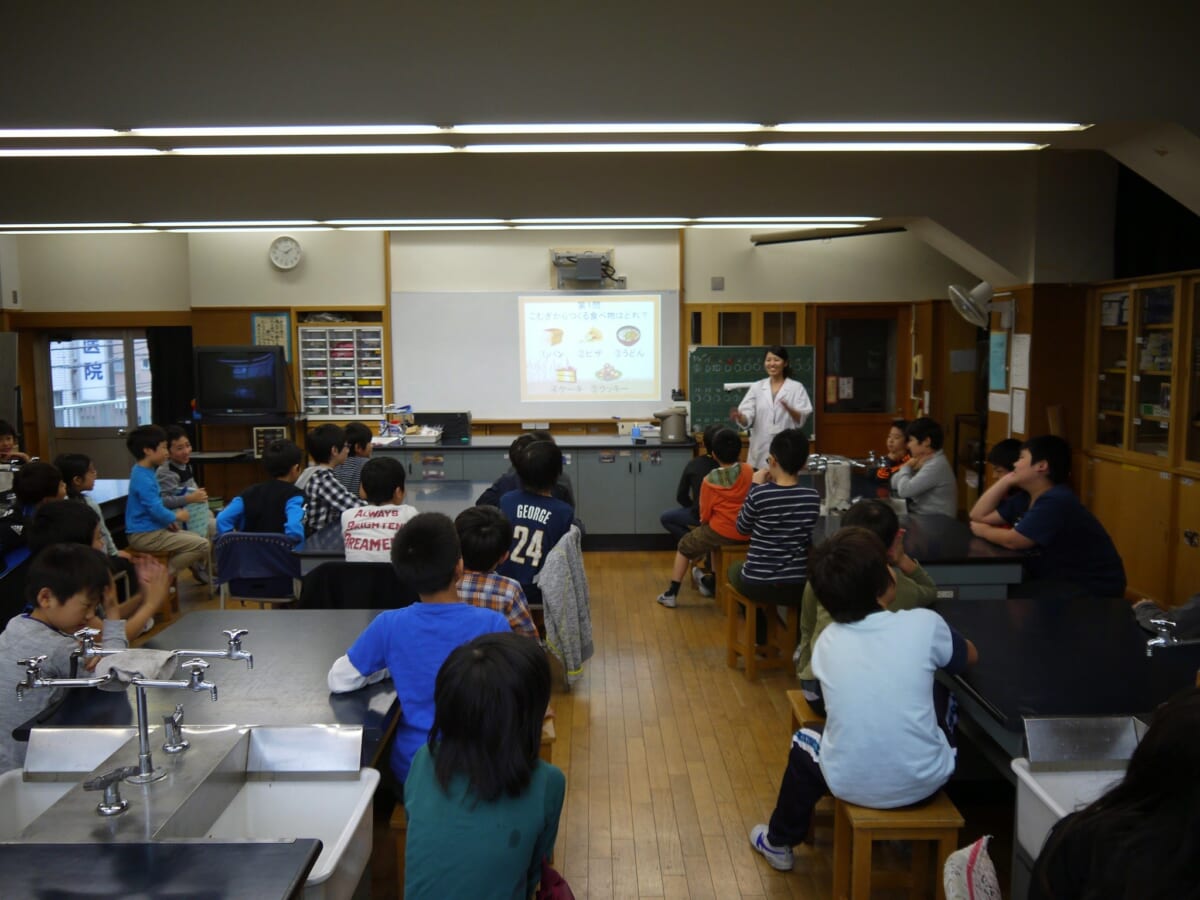 新宿区立津久戸小学校で国産の超強力小麦「ゆめちから」の播まき教室を実施します！