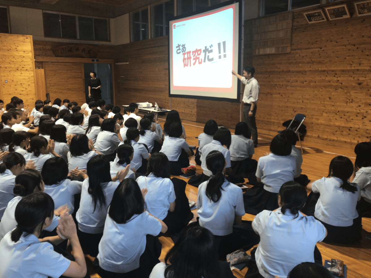 6月21日リバネス取締役副社長井上浄が熊本県立第二高等学校でSSH特別講義を行いました。