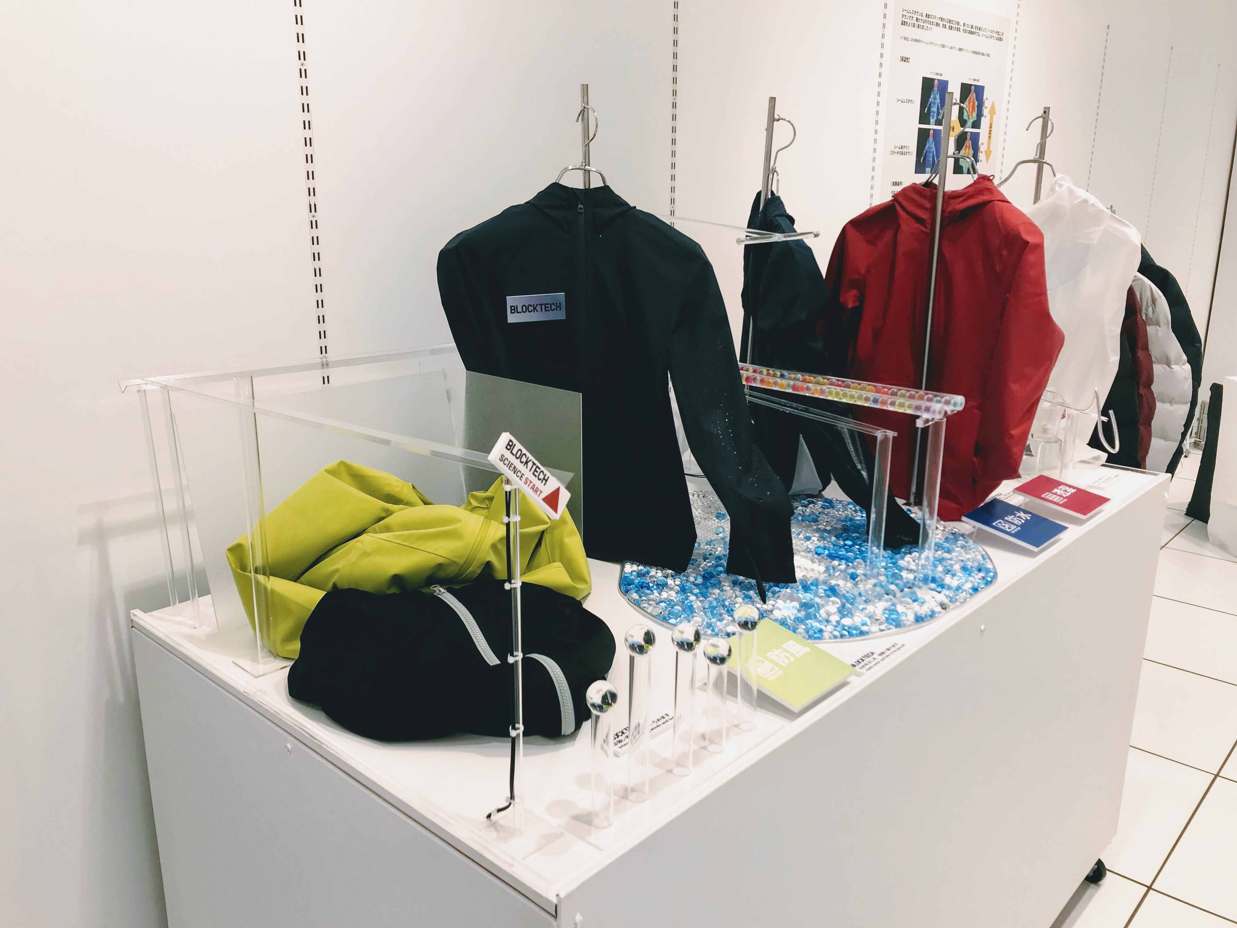 5 30 6 2 ユニクロの高機能パーカーblocktechの技術を紹介する動きのある装置を開発し 限定展示しています リバネス