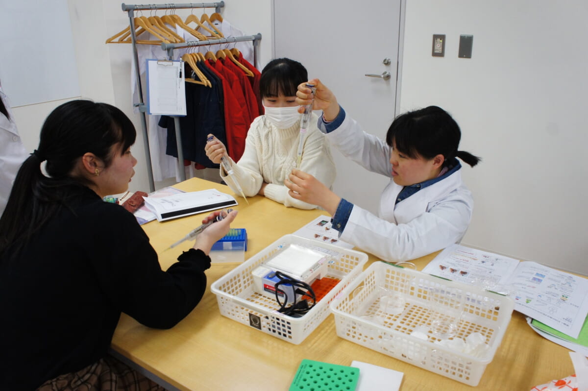 【大阪】大阪府立市岡高等学校にリバネスの実験教室が導入されました