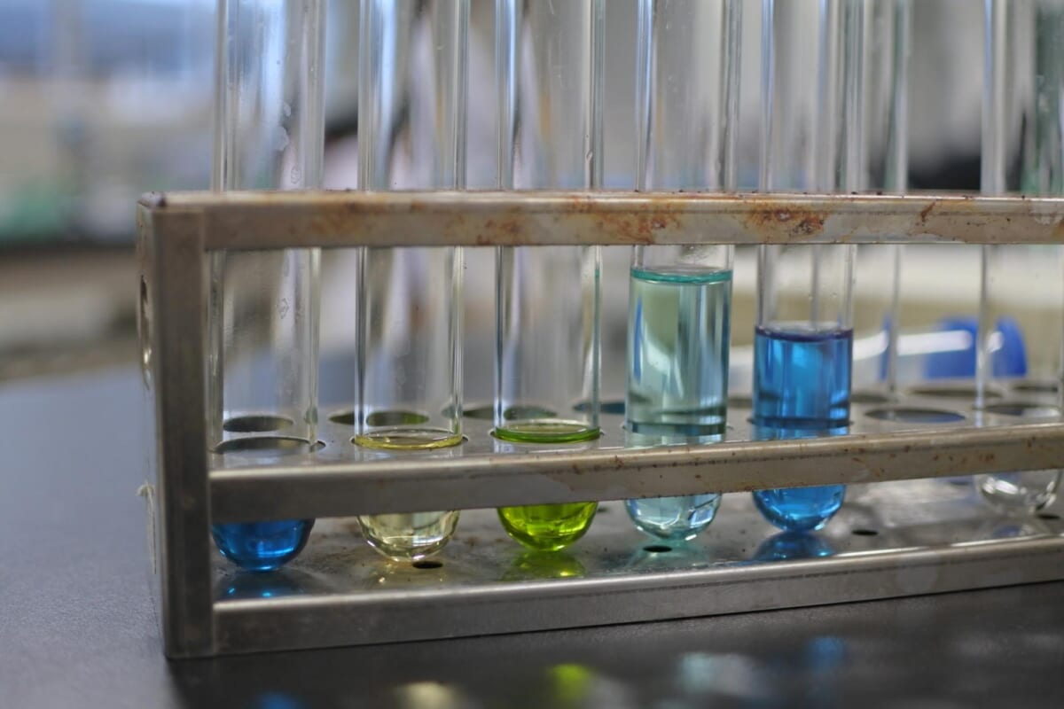 聖光学院中学校・高等学校で出前実験教室”隠れた『色』を見つけ出せ！〜化学実験教室〜」”を実施しました