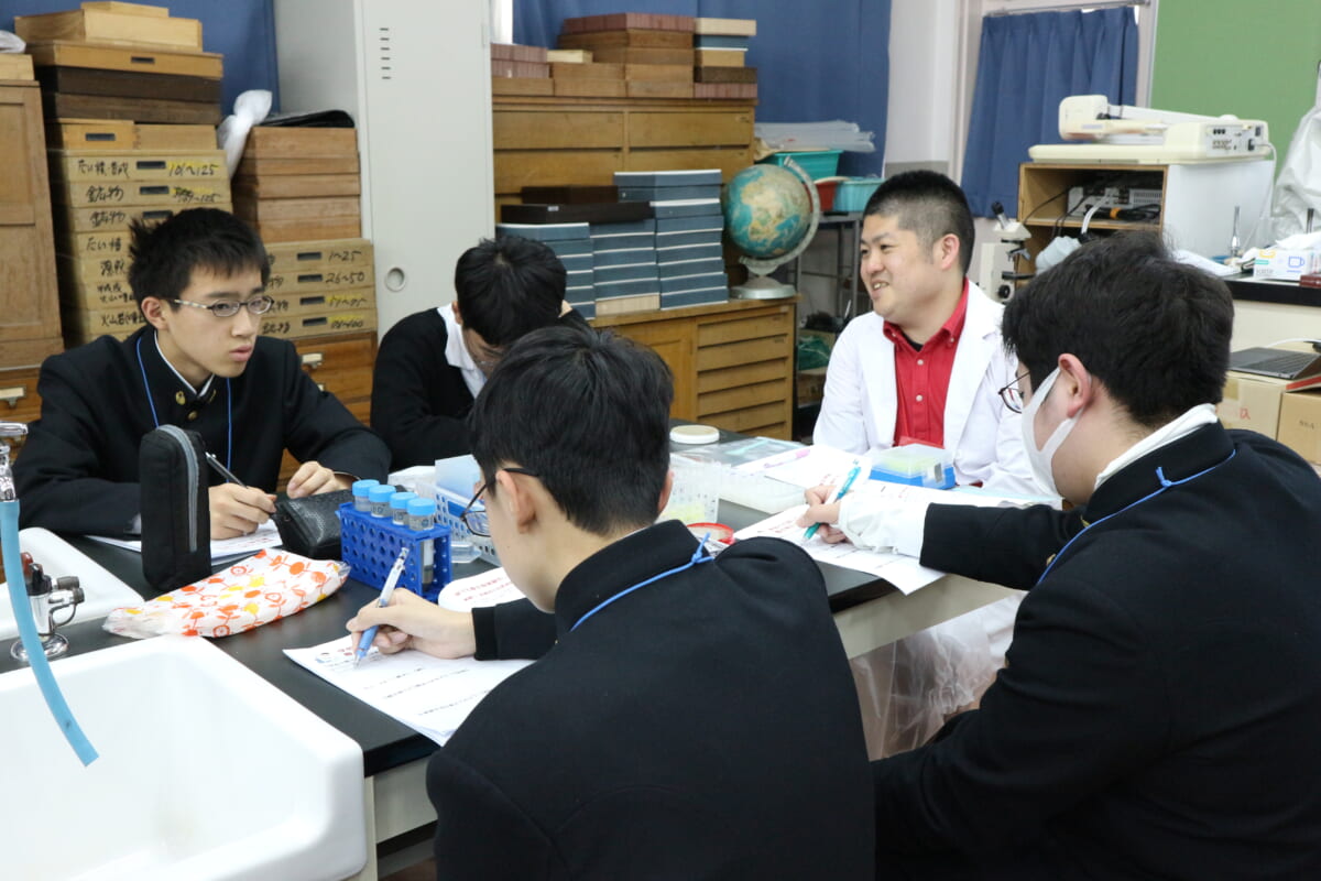 【実施報告】12/24 (火) 大阪明星学園の中学生を対象に生分解性プラスチック分解菌のスクリーニングに関する実験教室を行いました