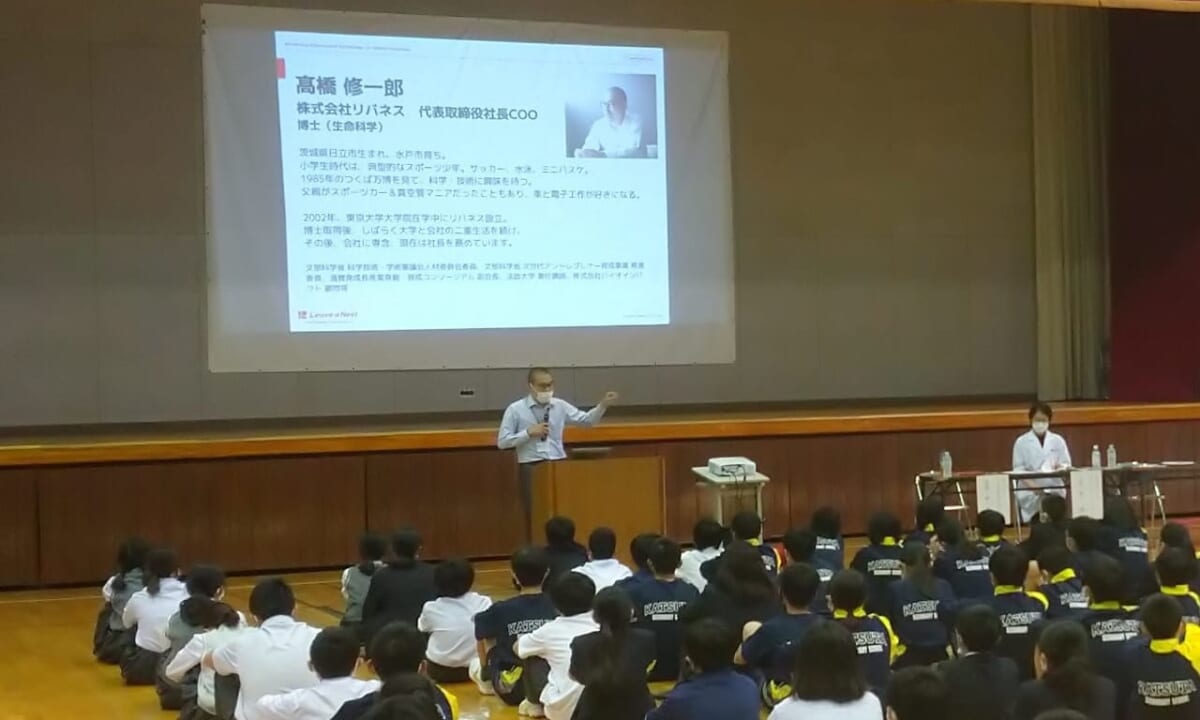 茨城県立勝田中等教育学校のサイエンスデイにて、キャリア講演と種ヒコーキに関する実験教室を行いました。
