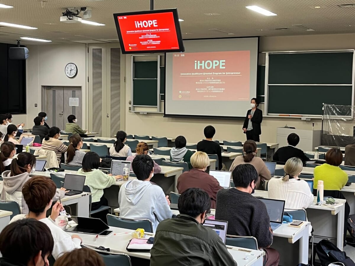 薬学×アントレプレナーシップ！ リバネス井上による熊本大学薬学部「iHOPE」2022年度講義がスタートしました。
