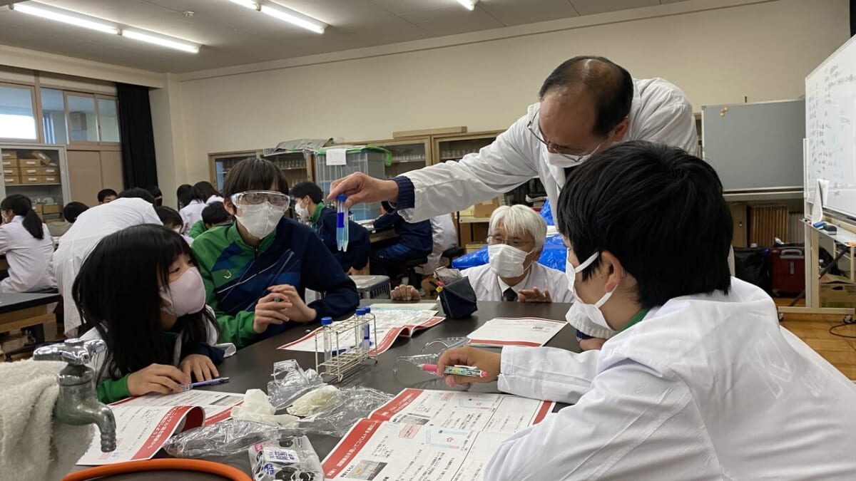 【実施報告】茨城県立勝田中等教育学校にて、株式会社エマルションフローテクノロジーズが開発したレアメタルを分離・抽出できる最新技術を用いた実験教室を行いました