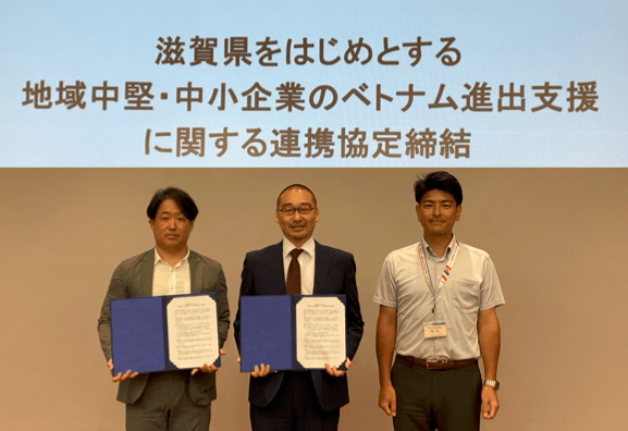 左：栗東総合産業株式会社 常務取締役 井之口 哲也 氏 中：株式会社リバネス 代表取締役社長COO 髙橋 修一郎 右：滋賀県商工観光労働部長 岡田 暁人 氏