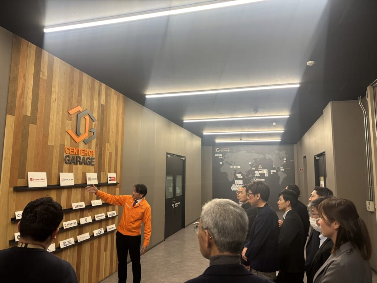 【実施報告】関東経済産業局と地域の中堅企業らがセンターオブガレージを来訪し、入居企業と連携可能性を協議