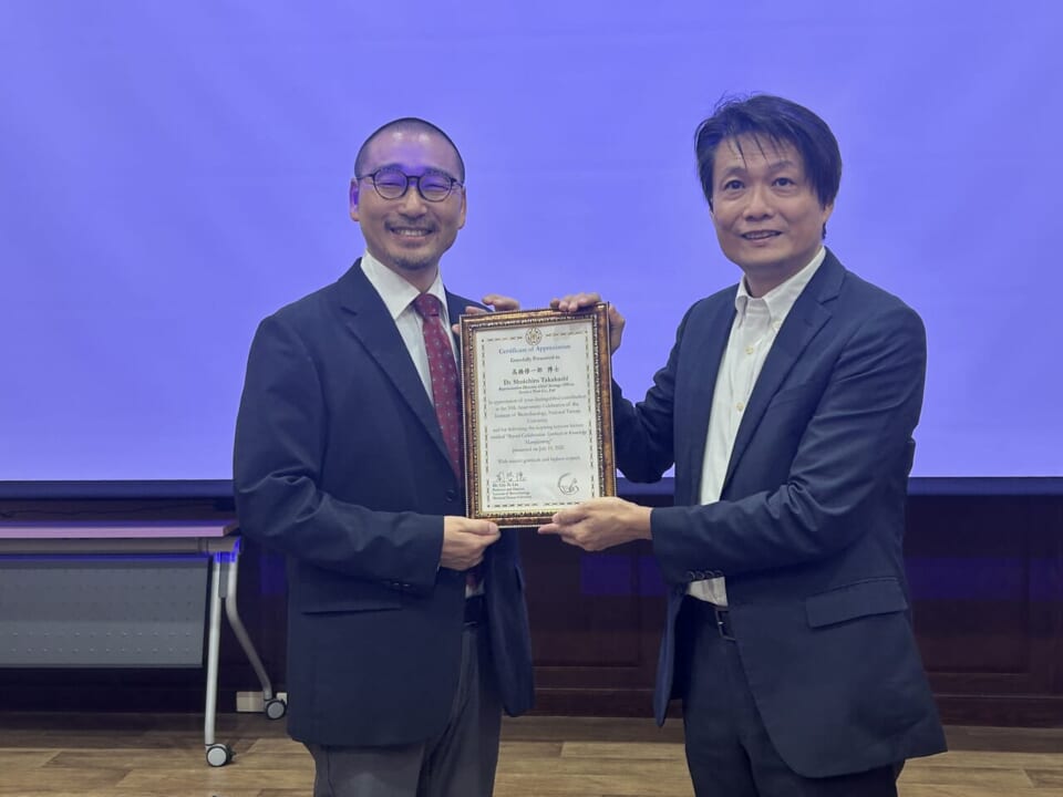 国立台湾大学生物科技研究所所長の劉啓徳氏と髙橋修一郎
